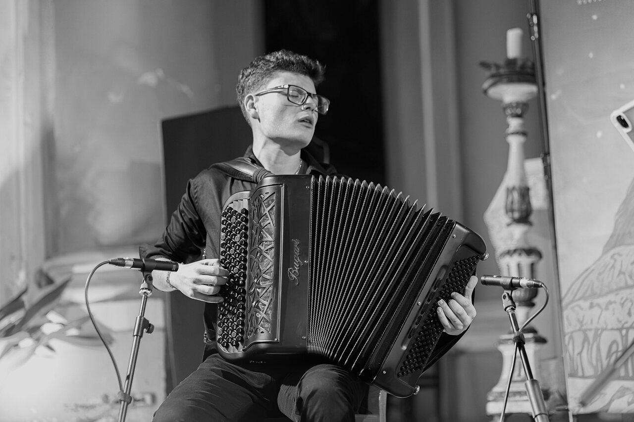 Francesco Scarselli in concerto, gli occhi chiusi sulla fisarmonica